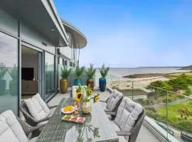Skydeck at The Liner – Stylish 2-Bed / 2-Bath Top Floor with Panoramic Sea Views