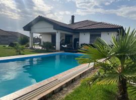 5 izbový samostatný stojaci rodinný dom s podkrovím a veľkou záhradou so sezónnym bazénom, celoročnou saunou a vírivkou, privátny wellness，位于Topoľníky的酒店