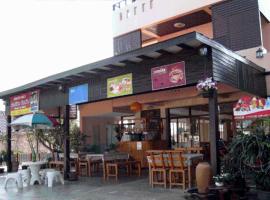Front Beach Hotel，位于盼武里的酒店
