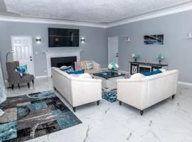 Lux Beach Front Retreat Sleeps up to 14，位于拿骚的酒店