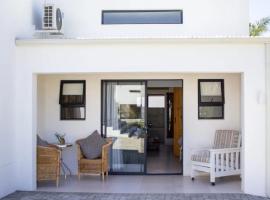 Karoo Retreat- Self Catering Villas and Guest House，位于奥茨胡恩的酒店