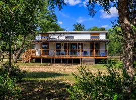 Mimosa Waterfront with Hot Tub，位于Morris Ranch的酒店