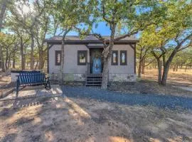 Pet Friendly Cottage w/Hot-Tub 10-Mins to Downtown