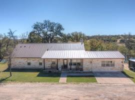 Ranch Retreat Combo with Stunning Creek View-Fire Pit，位于Morris Ranch的酒店