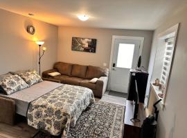 East Coast Cozy by Wastis-Easy Hwy, City & Airport Access plus Free Parking，位于Lower Sackville的自助式住宿