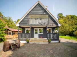 Cosy Lakeside Chalet With Option to add Private Hot Tub，位于Duneena的自助式住宿