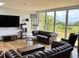 Luxurious, Unique & Elegant Cottage in Portree by the Sea