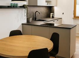 Ambiente Appartement C2 - moderne Ferienwohnung mit Terrasse in Leukerbad，位于洛伊克巴德的酒店