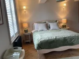 Central Whitchurch Hotel - Lowcross House Room 3