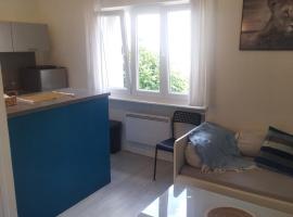 Charming two rooms apartment，位于Talange的酒店