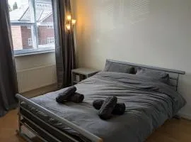 Comfortable 2 Bedroom Flat with Shared Bathroom and Kitchen Close to Manchester Airport