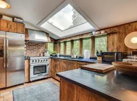 15 Mi to Long Island Sound Bedford Winter Retreat