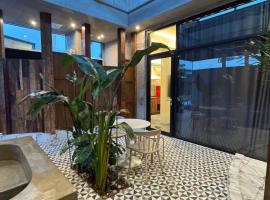 Jeju Dodu Tropical Premium Pool Villa，位于济州市的带热水浴缸的酒店