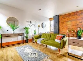 Jungle House Columbus Downtown Free Parking Sleeps 8 - Walk to Convention Center & Nationwide Arena - 1BR Short North Luxury Home - Over 5,800 Five Star Stays