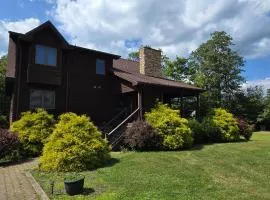 The Lake House- 5 bedroom in quiet area with hot tub and pool table