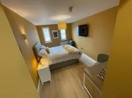 Central Whitchurch Hotel - Lowcross House Room 4