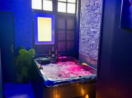 La Parenthèse - Jacuzzi - Hyper-Centre，位于布尔日的酒店