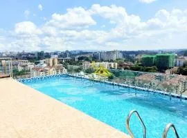 Luxurious Condo with Rooftop Pool and Gym