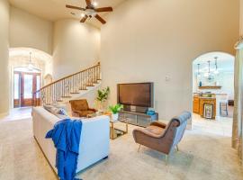 Relax Fireside: Sunnyvale Family Home w/ Yard，位于Sunnyvale的酒店