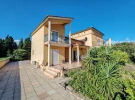 Chambre privée cosy, salle de bain et terrasse，位于Millas的酒店