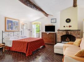 Vecchio Mulino Fontona Girasole，位于Chiesanuova的带泳池的酒店