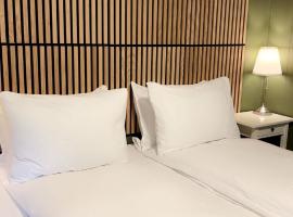 Spacious 3BR Apartment - Fast Wi-Fi - Free Parking - Near Oslo Airport & City - Les Homes，位于Gjerdrum的酒店