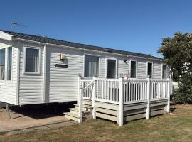 Lyons Robin Hood - 3 Bedroom Static Caravan，位于拉尔的酒店