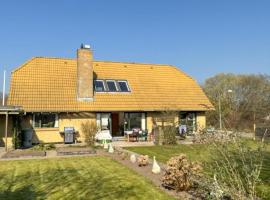 The Sunflower - Huge 240m2 7-bedroom house for 16 people - Free parking - 15 beds, 2 kitchen & 3 bathrooms，位于蒙克博的酒店