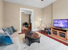 1BR Apartment with WiFi & Laundry near Downtown