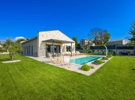 Casa Fiore Viola for 8 people with heated pool