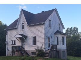 Century House on Quarter acre lot，位于Acton的酒店