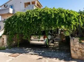 Two-Bedroom Apartment In Supetar