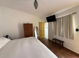 Casita de pueblo, Cercana a los Volcanes