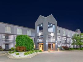 霍华德约翰逊地铁机场酒店，位于罗缪勒斯的酒店