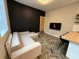 Modern 3 Bed, Walk to Train Town