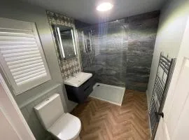 Central Whitchurch Hotel - Lowcross House Room 5