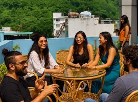 The Blue Jay Hostel - Dorms & Rooms，位于瑞诗凯诗的酒店