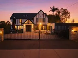 Cielo Flaxton, Newly Renovated Luxury Accommodation with Ocean and Iconic Views