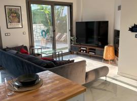 5 km to Alacati, Luxury Villa with Garden and Pool，位于切什梅的酒店