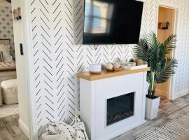 2 blocks from the beach in the center of town，位于布里根泰恩的酒店