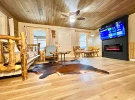 Remodelled cabin! great location!