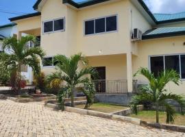 Luxury Retreat Pool Good for Groups Cape Coast，位于Efutu的酒店