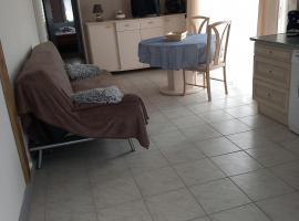 Petite maison avec jardin privé，位于Arvert的酒店