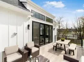 Jungle House Columbus Sleep 16 Downtown Ohio Free Parking - Near Convention Center & Nationwide Arena - 3BR Short North Luxury Home - Over 5,800 Five Star Stays