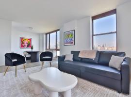 Hudson River waterfront apt w sweeping NYC views，位于霍博肯的酒店