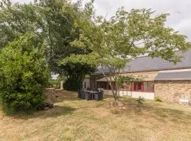 Longère Bretonne Rénovée avec Parking et WiFi - FR-1-306-841