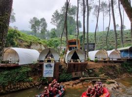 Tepian Pinus Glamping，位于Palayangan的酒店