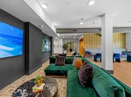 Cozy Cityscape w Pool, BBQ, Lounge, Gym & Parking