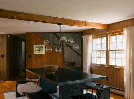 Forest Mountain Escape- Beautiful Mountaintop Escape in Mendon, VT, 20 min to Killington 14 to Pico, home，位于Mendon的酒店