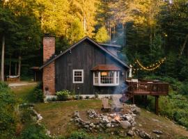 Forest Mountain Escape- Beautiful Mountaintop Escape in Mendon, VT, 20 min to Killington 14 to Pico, home，位于Mendon的酒店
